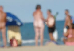 Một cặp vợ chồng trẻ phim sec nhat ban hoc sinh trong mặt nạ rất vui mừng.