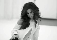 Một cô gái tóc qhim sec nhat ban vàng cung cấp cho bạn một bàn tay đẹp làm việc.