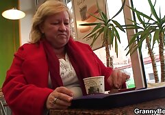 Một cô gái nóng cởi quần áo của cô, cho thấy cô xinh đẹp, anh sec nhat ban cơ thể gợi cảm