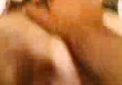 Vợ cô gái cưỡi fim sec nhat một con gà trống cũ, trong khi xem video.