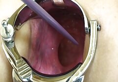 Một người đàn ông da trắng đào tạo một thanh niên sec nhat ban khong che da đen, người phụ nữ