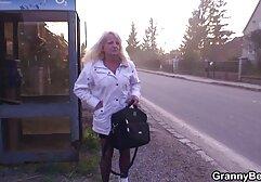 Nghiêng-cô gái tóc vàng thử một da phim sec nhat ban khong che đen trên mông của cô